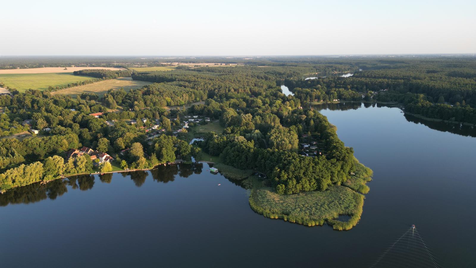Abendlicht über dem Zermützelsee: die Halbinsel Zermützel, dahinter zieht sich die Seenkette bis zum Horizont